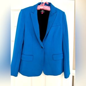 Vince Camuto Blue blazer/jacket. It’s a fall/winter blazer. Stylish and warm.